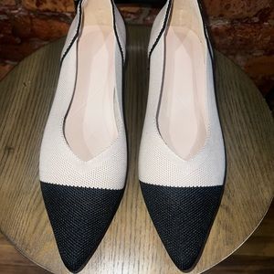 NWT Beige/Black pointed toe shoe
